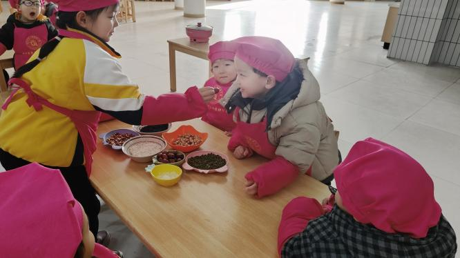 漯河市源汇区源汇新区实验幼儿园开展腊八节主题活动